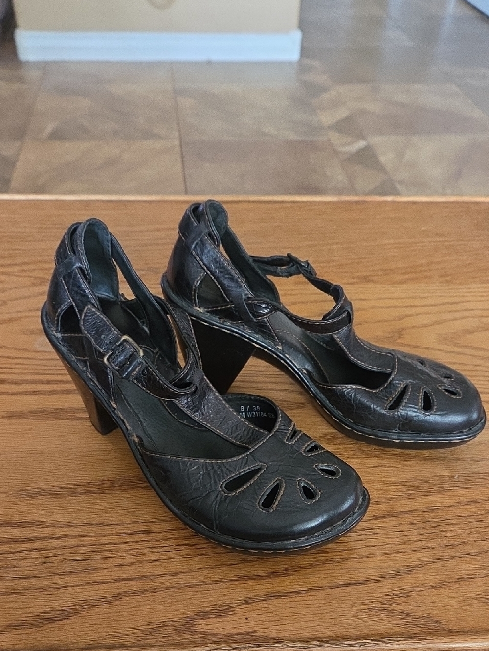 Born Charisma Mary Jane T Strap Sandals Leather Block Heels Black Womens 8 - Picture 2 of 10